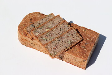 Vollkornbrot mit Kürbiskernen  und Nüssen hausgemacht. Brotlaib.