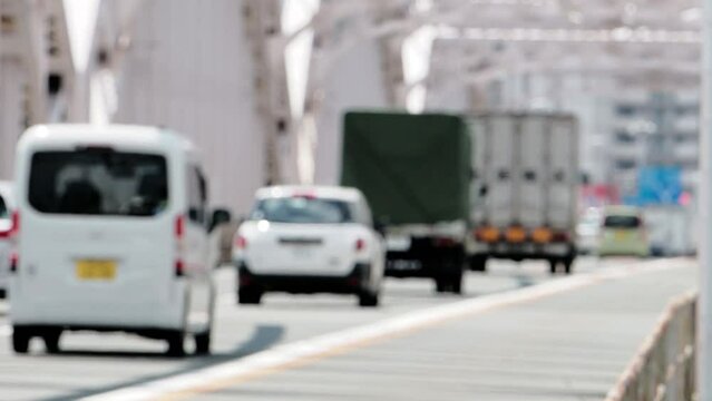 大阪の街を走行する自動車