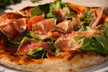 Fototapeta Pizza de jamón serrano y albahaca obraz