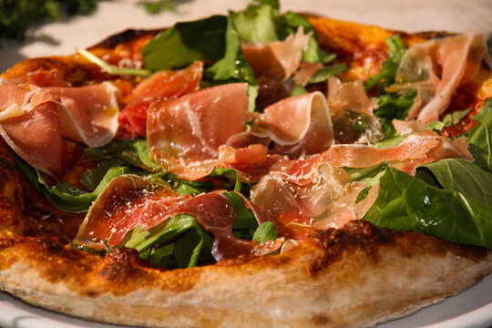 Pizza de jam&oacute;n serrano y albahaca