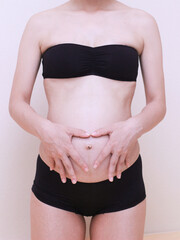 妊婦の身体とお腹の中の赤ちゃん - obrazy, fototapety, plakaty