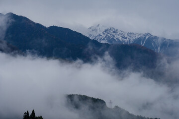 深い霧と雲に覆われた山　木曽駒ヶ岳　日本アルプス