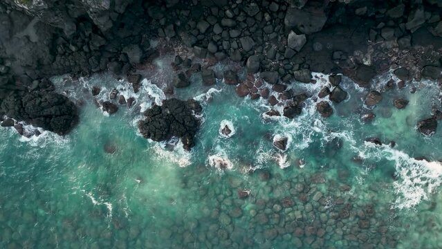 A scene of waves rushing to the shore, in Jeju. 제주 해안으로 밀려오는 파도.	
