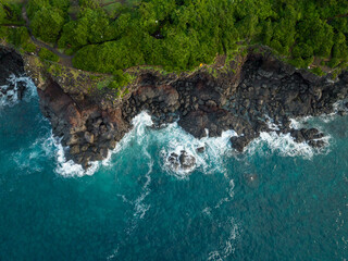 A scene of waves rushing to the shore, in Jeju. 제주 해안으로 밀려오는 파도, 올레길.	

