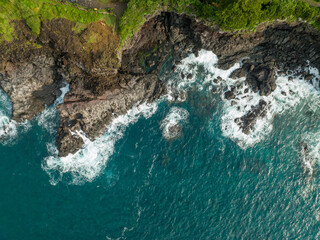 A scene of waves rushing to the shore, in Jeju. 제주 해안으로 밀려오는 파도, 올레길