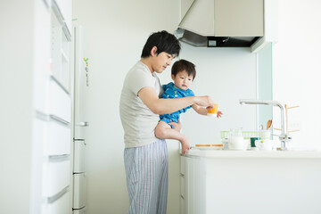 親子　朝食 © japolia