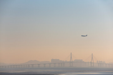 인천대교를 가로지르는 비행기