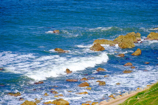 岩に打ち寄せる波 の画像 1 250 件の Stock 写真 ベクターおよびビデオ Adobe Stock