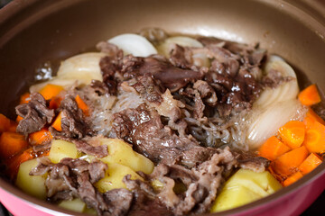 調理中　肉じゃが　　牛肉とじゃがいもの甘辛煮込み料理