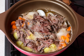 調理中　肉じゃが　　牛肉とじゃがいもの甘辛煮込み料理