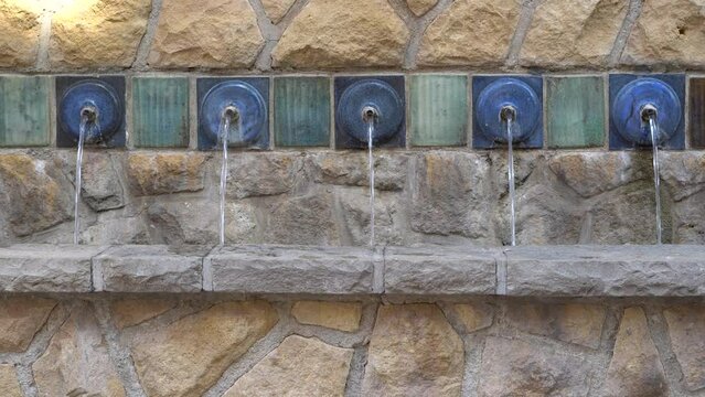 Chorros de agua de fuente de Polop de la Marina