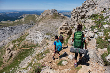 montañeros ascendiendo la cima de La mesa de los Tres Reyes , 2442m., Huesca, Aragón, Spain,...