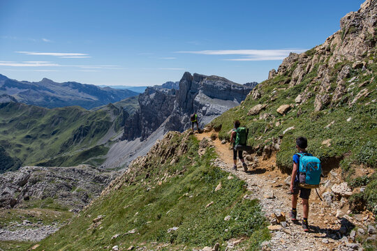 monta&ntilde;eros ascendiendo la cima de La mesa de los Tres Reyes , 2442m., Huesca, Arag&oacute;n, Spain, Europe