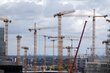 Kraene an Baustellen in Hamburg