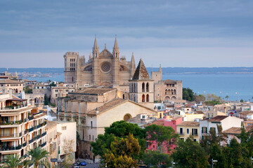 Catedral de Palma (La Seu)(s.XIV-XVI) y iglesia de La Santa Creu (s.XIV). Barrio marinero del Puig de Sant Pere.Palma.Mallorca.Baleares.España.