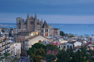 Catedral de Palma (La Seu)(s.XIV-XVI) y iglesia de La Santa Creu (s.XIV). Barrio marinero del Puig...