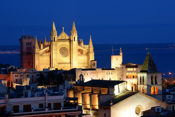 Obraz premium Catedral de Palma (La Seu)(s.XIV-XVI) y iglesia de La Santa Creu (s.XIV). Barrio marinero del Puig de Sant Pere y catedral de Mallorca.Palma.Mallorca.Baleares.España.