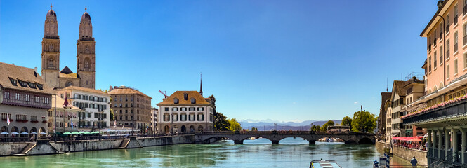 Poster-Ansicht von Zürich mit der Promenade am Limmatquai, dem Großmünster und dem Blick auf die Alpen, Zürich, Schweiz
