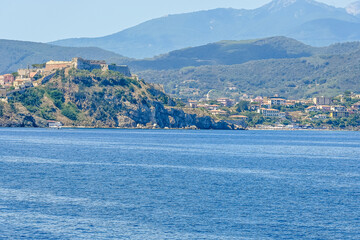 Portoferraio, Festung, Forte Stella, Forte Falcone, Leuchtturm, Altstadt, Hafen, Insel, Elba, Fischerboote, Boote, Fähre, Fährhafen, Badestrand, Toskana, Toskanischer Archipel, Sommer, Italien