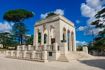 Naklejka premium ローマ・ジャニコロの丘に建つガリバルディ軍の霊廟