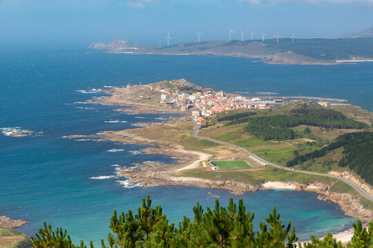 Vista panorámica de Muxía y los fiordos o rías que lo rodean, visto desde el mirador del Monte Facho de Lourido. A Coruña, Galicia, julio de 2022.