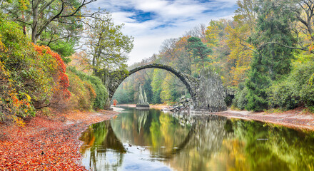 Erstaunliche Herbstlandschaft im Azaleen- und Rhododendronpark Kromlau. Rakotzbrücke (Rakotzbrücke, Teufelsbrücke)