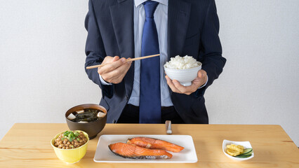和食を食べるビジネスマン