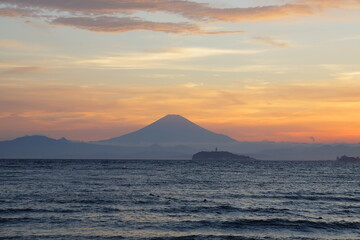 Naklejka na ściany i meble 逗子海岸から見る夕暮れの富士山と江ノ島