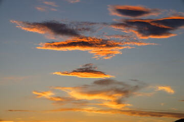 夕焼けに染まる雲