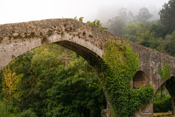 Puente romano de Cangas de Onís y Cruz de la Victoria - obrazy, fototapety, plakaty
