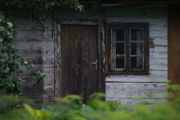 Fototapeta na wymiar Drzwi od starego domu