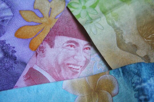 picture of the first president of the republic of indonesia in one hundred thousand rupiah notes