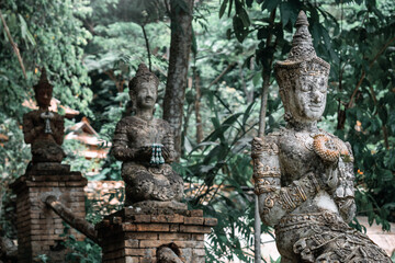 Fototapeta na wymiar Estatuas de piedra de templo budista. Wat Phra Lat, en ciudad de Chiang Mai, Tailandia