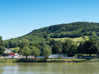 Blick auf Laufenburg (Aargau). Schweizer Seite des Rheins. Pontonière und Schwimmbad am Ufer des Rheins