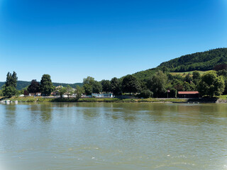 Fototapeta na wymiar Blick auf Laufenburg (Aargau). Schweizer Seite des Rheins. Pontonière und Schwimmbad am Ufer des Rheins, gesehen von Rheinuferweg in Deutschland