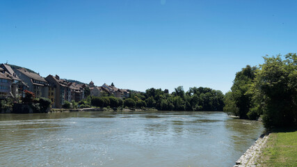 Der Rheinlauf zwischen Laufenburg (Aargau-Schweiz) Zwillingsstadt und Grenzstadt mit Laufenburg...