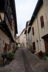 Fototapeta na wymiar rue dans le village de Castelnau-de-Montmira