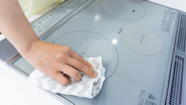 IHキッチンを掃除する女性