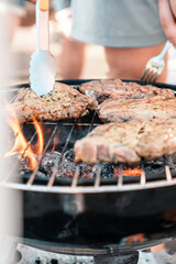 Steak auf einem Holzkohlegrill