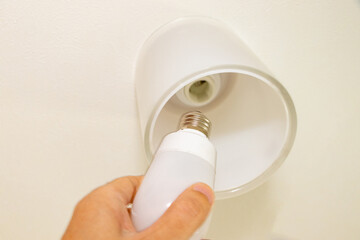 天井の照明器具の電球を取りかえる
