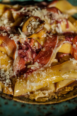 Spaghetti with prosciutto, cheese and mussels