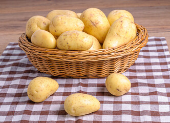 Fototapeta na wymiar some potatoes in a wicker basket
