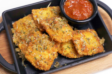 crispy fried cheese filled pasta ravioli with tomato marinara sauce