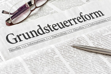 Zeitung mit der Überschrift Grundsteuerreform