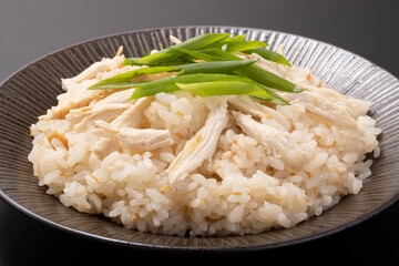 鶏肉飯　台湾風の蒸し鶏入り混ぜご飯　(チーローファン・ジーローハン・ジーローファン)