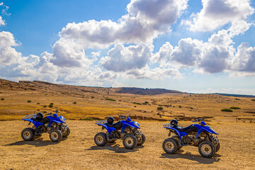 plusieurs quads dans le désert tunisien