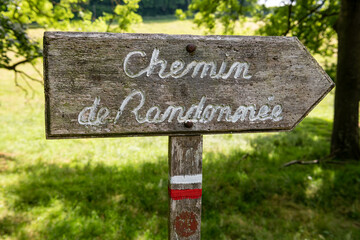 Panneau chemin de randonnée en bois avec balise GR - obrazy, fototapety, plakaty