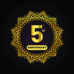 Naklejka premium golden crown on black background, vintage style for 5th anniversary