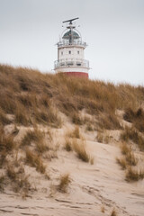 Leuchtturm hinter der D&uuml;ne auf Texel in den Niederlanden