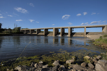 Fototapeta na wymiar Brücke am Fluss